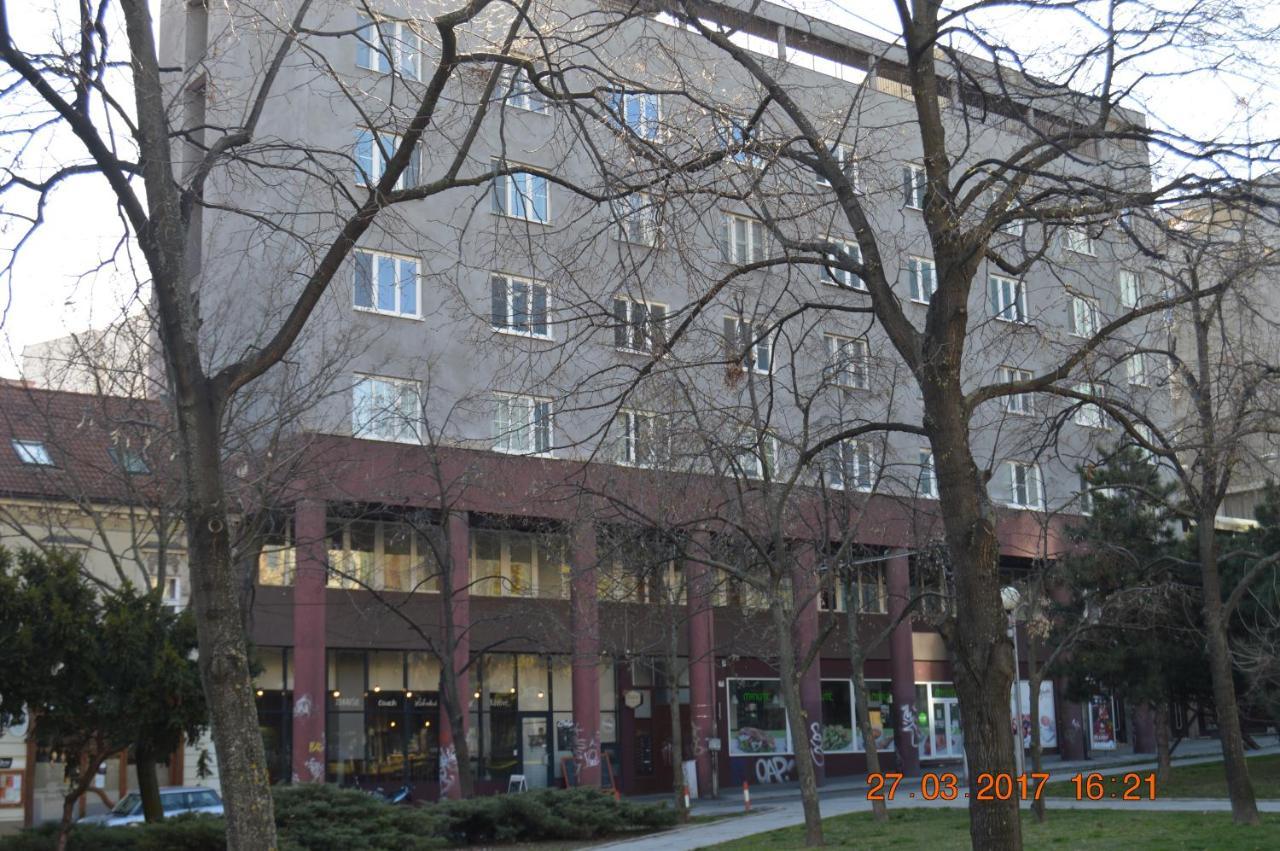 Vacation Apartment Up To 10 브라티슬라바 외부 사진